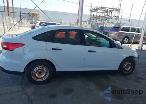 2017 Ford Focus S z USA, uszkodzony, nr VIN 1FADP3E20HL329192